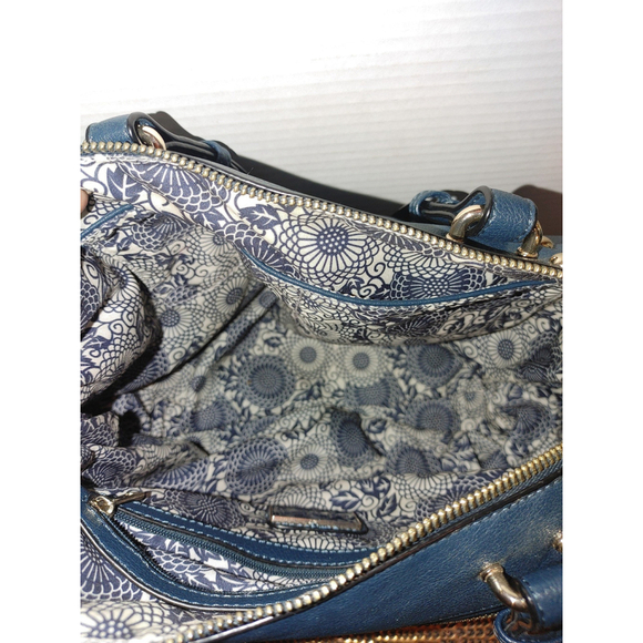 Moda Luxe Shoulder Bag - Picture 6 of 8